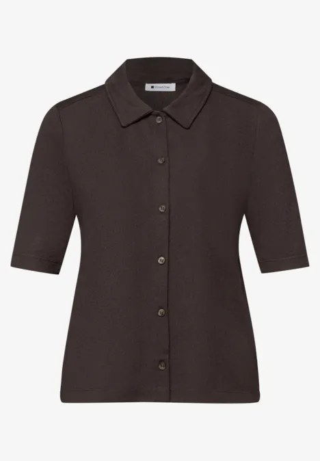 Dunkelbraunes Damenpoloshirt mit kurzen Ärmeln und Knopfleiste.